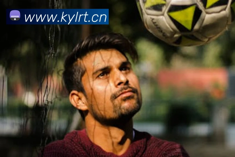 锁定周六足球直播：关键战分析与实时比分速递